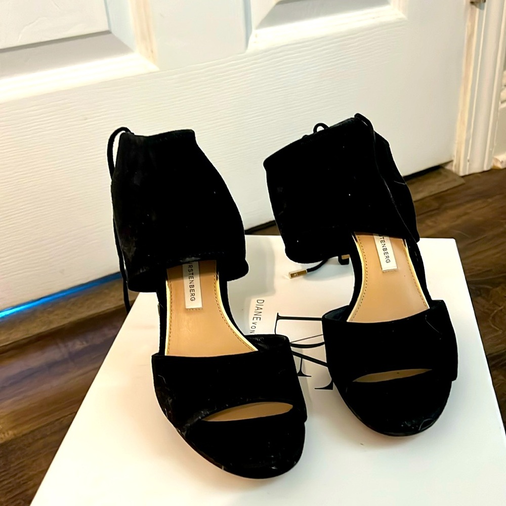 Diane Von Furstenberg Size 7 Color: Black Suede